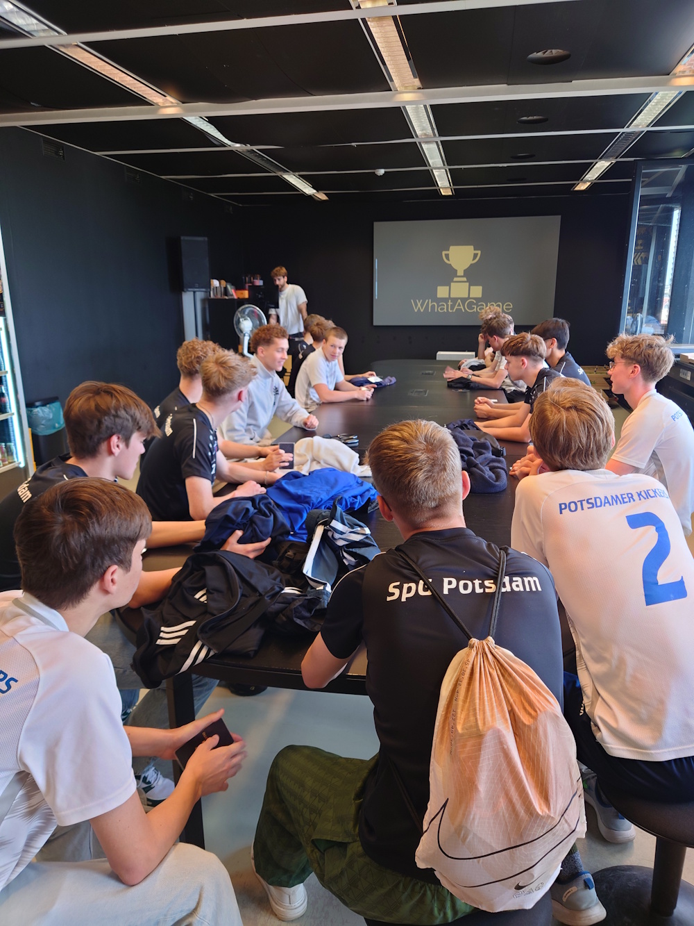 Teamgeist und jede Menge Spaß – motivierender Mannschaftsabend der U19